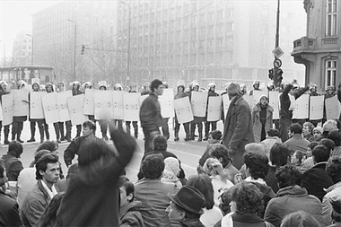 Albumul de fotografie "Decembrie '89 în 89 de imagini", lansat la Gaudeamus. Patapievici: Nu masele au făcut Revoluţia Română, ci indivizii