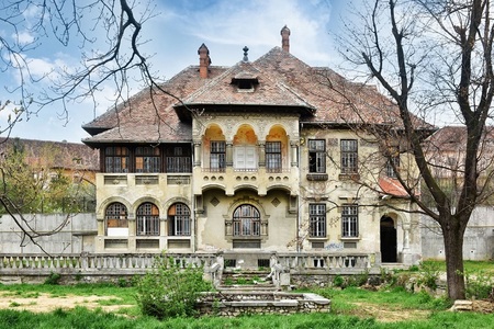 O vilă-monument istoric proiectată de Alfred Hugo Cernea în Sibiu şi Casa „Radu Stanian” din Ploieşti, scoase la vânzare