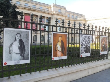 Fotografii-document din timpul evenimentelor din decembrie '89, în exteriorul Muzelui Naţional de Artă al României