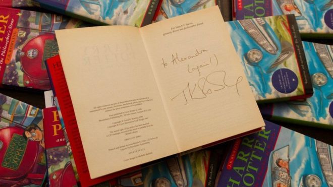 Cartea „Harry Potter” cu autograf cumpărată cu 1 penny a fost vândută în licitaţie pentru 2.300 de lire sterline