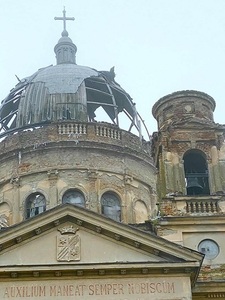 Mausoleul de la Bobda, bijuterie arhitecturală de secol XIX, în ruină. Dan Negru a semnalat: Când vă întoarceţi din vacanţa de schi din Austria, opriţi-vă să vedeţi şi rămăşiţele Austriei in România! - FOTO