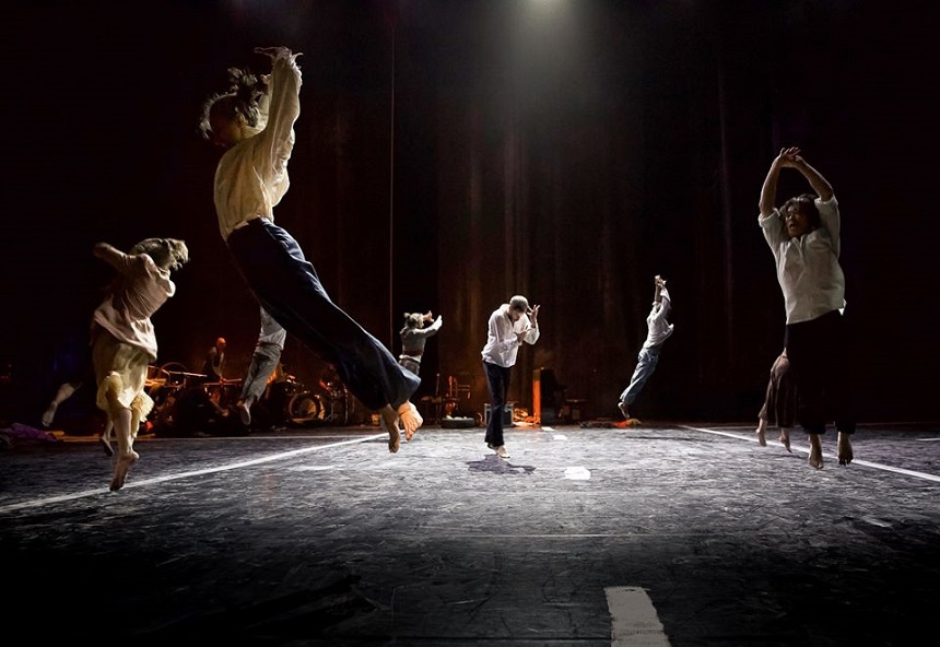 Spectacolul de dans contemporan „Traces”, pus în scenă de belgianul Wim Vandekeybus, reprezentaţie unică la Bucureşti