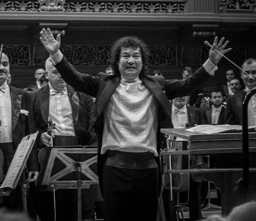 Dirijorul Jin Wang şi violonistul Alexandru Tomescu, în deschiderea Anului Beethoven la Filarmonica „George Enescu”