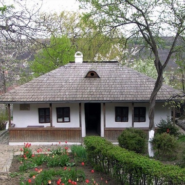 Poveştile caselor ieşene care au devenit muzee literare, în colecţia "Restitutio"