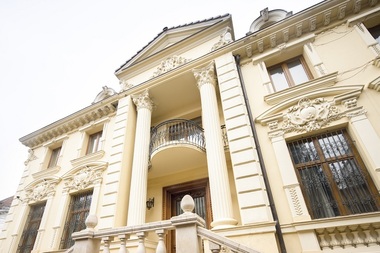 Vila cu candelabru de lângă Piaţa Victoriei, de vânzare de la 2 milioane de euro - FOTO