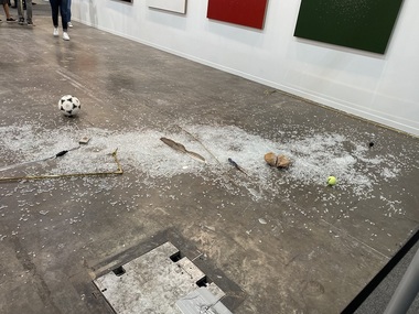 Un critic de artă a distrus din greşeală o lucrare în valoare de 20.000 de dolari expusă la un târg din Mexic

