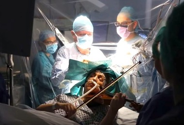 O violonistă a cântat în timpul operaţiei sale pe creier pentru a evita pierderea abilităţii la mâna stângă - VIDEO