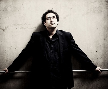 Dirijorul britanic Leo Hussain va reveni la Sala Radio cu un program Elgar şi Sibelius