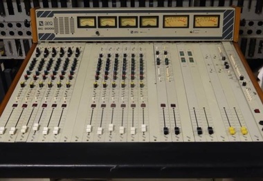 Scrisoare deschisă către Ministrul Culturii - 65 de artişti şi compozitori solicită ca posturile de radio şi televiziune să difuzeze mai multe producţii muzicale româneşti pe perioada stării de urgenţă