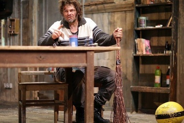 Spectacolul "Fraţi" al Teatrului Naţional din Timişoara, cu Florin Piersic Jr., difuzat în premieră online 