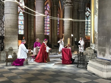 Rugăciuni în Catedrala Notre-Dame goală, în Vinerea Mare, la un an de la incendiu - FOTO