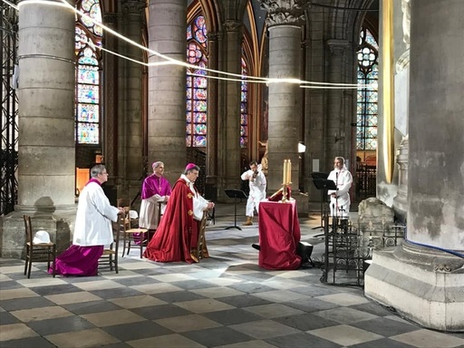 Rugăciuni în Catedrala Notre-Dame goală, în Vinerea Mare, la un an de la incendiu - FOTO