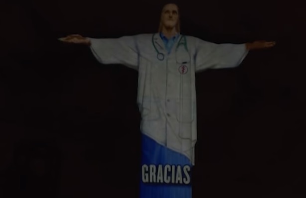 Rio de Janeiro - Statuia lui Iisus "îmbrăcată" în halat de medic, un tribut adus personalului medical din întreaga lume - VIDEO