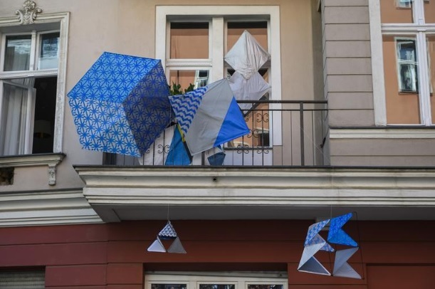 Berlinezii îşi transformă balcoanele în galerii de artă în perioada izolării