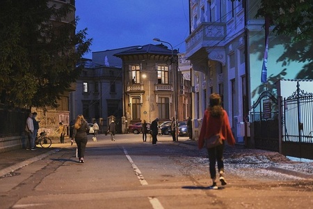 Moment muzical iniţiat de ARCEN în cartierul Armenesc, întrerupt de Poliţia Română: Nu suntem în Italia, daţi mai încet! Locuitorii: Ruşine! - FOTO/ VIDEO