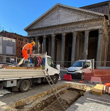 ROMA - A fost redescoperit, în faţa Panteonului, vechiul drum din epoca împăratului Hadrian