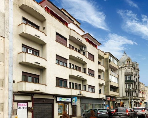 Blocul Poppa din Constanţa, specific perioadei interbelice, este de vânzare pentru 2,5 milioane de euro - FOTO