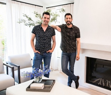 Renovări în stil hollywoodian cu Brad Pitt, Michael Bublé şi Rebel Wilson în emisiunea "Celebrităţi, case şi cadouri" de la HGTV