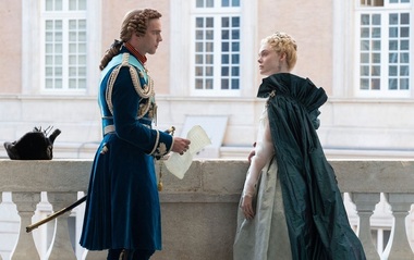 Serialul „The Great”, cu Elle Fanning şi Nicholas Hoult, disponibil pe HBO GO