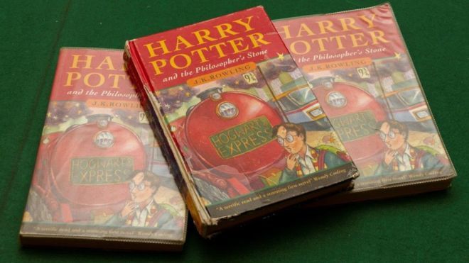 Un exemplar din prima ediţie a „Harry Potter and the Philosopher's Stone” găsit într-un container, vândut pentru 33.000 de lire sterline