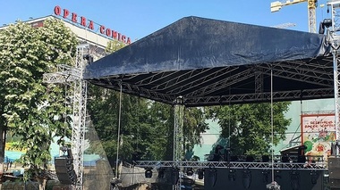 Două scene au fost amplasate în curtea Operei Comice pentru Copii. "Directorul de teatru", compus de Mozart, primul spectacol