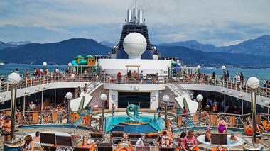 Serial documentar despre asasinate comise la bordul unor nave de croazieră, difuzat de Crime+Investigation 