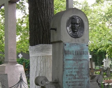 "Luceafărul", de Mihai Eminescu, recitat de 21 de actori ai Naţionalului bucureştean în auto-izolare - VIDEO