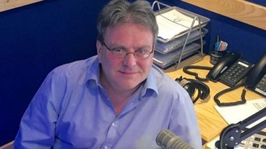 DJ de radio din Marea Britanie, suspendat după remarci „rasiste” în timpul unei dispute cu proprietarul român al unei firme de taxi