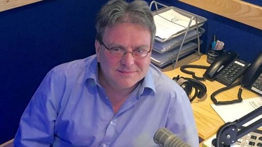 DJ de radio din Marea Britanie, suspendat după remarci „rasiste” în timpul unei dispute cu proprietarul român al unei firme de taxi
