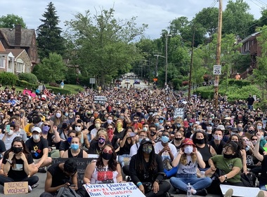 O reporteriţă de culoare a dat în judecată ziarul la care lucrează pentru că i-a fost interzis să scrie despre protestele din Pittsburgh