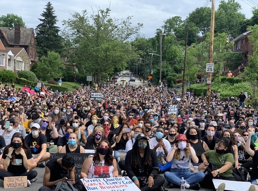 O reporteriţă de culoare a dat în judecată ziarul la care lucrează pentru că i-a fost interzis să scrie despre protestele din Pittsburgh