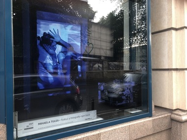 Fotografii ale unor spectacole de la Teatrelli, expuse sub forma unei instalaţii în vitrina Galateca