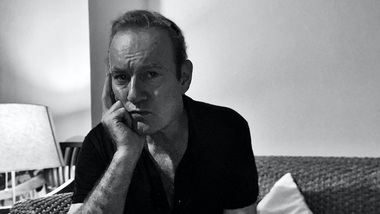 Reputatul scriitor englez Lawrence Osborne adaptează pentru marile ecrane memoriile corespondentului de război Jon Swain