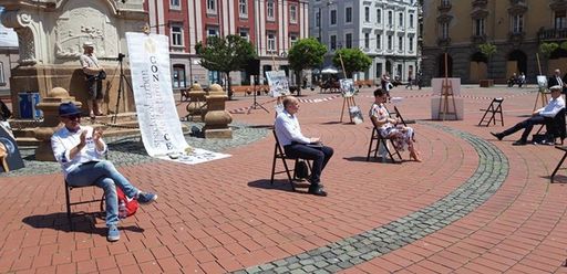 Medici renumiţi din Timişoara, printre care Virgil Musta şi Dorel Săndesc, au recitat poezii în Piaţa Libertăţii
