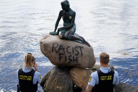 Statuia "Mica Sirenă" de la Copenhaga a fost vandalizată cu mesajul "peşte rasist"
