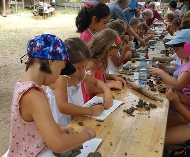 Tabăra de creaţie "Vara pe uliţă", organizată în perioada 20 iulie-7 august, în curtea Muzeului Satului