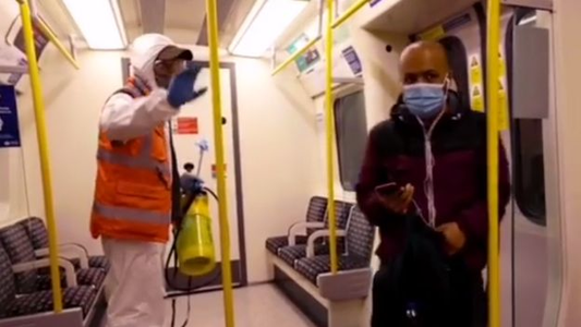 Un proiect al artistului Banksy îndeamnă oamenii din metroul londonez să poarte mască - VIDEO

