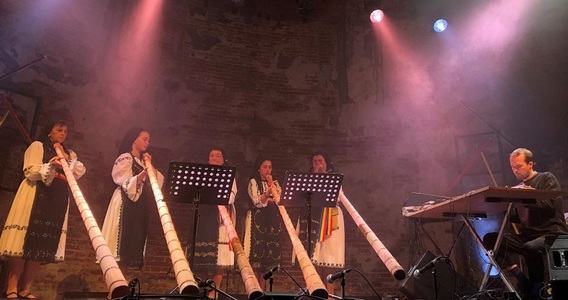 Şase tulnicărese din Ţara Moţilor vor cântă la un festival online