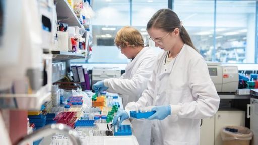 Coronavirus - Vaccinul dezvoltat de Universitatea Oxford pare sigur şi pregăteşte sistemul imunitar
