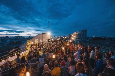Nocturnele de Poezie Contemporană, reluate pe terasa blocului Magheru One din Bucureşti