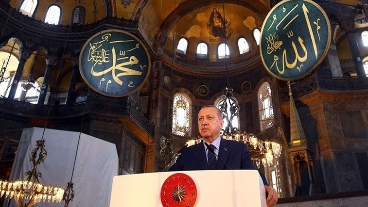 UPDATE  - Turcia: Erdogan la prima rugăciune musulmană în Sfânta Sofia. Mai multe zeci de persoane au forţat cordonul poliţiştilor pentru a ajunge la moschee / Rugăciuni şi steaguri coborâte în bernă în Grecia - FOTO/ VIDEO