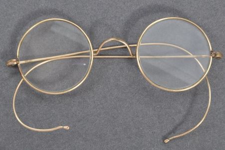 O pereche de ochelari care a aparţinut lui Mahatma Gandhi, lăsată în cutia de scrisori a unei case de licitaţii, va fi scoasă la vânzare
