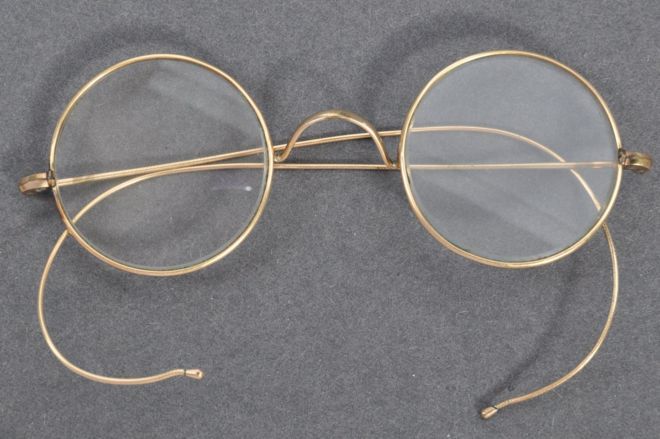O pereche de ochelari care a aparţinut lui Mahatma Gandhi, lăsată în cutia de scrisori a unei case de licitaţii, va fi scoasă la vânzare