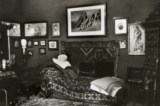 Faimoasa canapea a lui Freud fotografiată la scurt timp după plecarea lui în exil (Foto: Edmund Engelman/ Thomas Engelman)