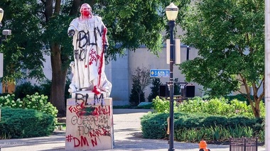 O statuie vandalizată a lui Ludovic al XVI-lea, demolată dintr-un oraş din SUA