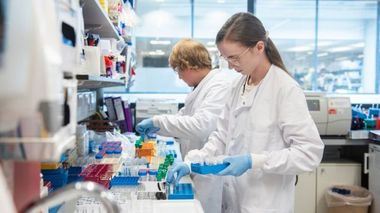 Testarea vaccinului dezvoltat de AstraZeneca şi de Universitatea Oxford, suspendată după ce un pacient s-a îmbolnăvit

