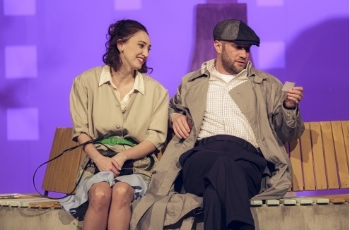 Teatrul de Comedie redeschide stagiunea în sală cu spectacolul „Doi pe o bancă”