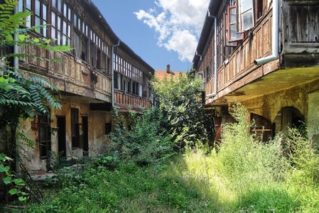Ansambluri arhitecturale de mijloc de secol XIX din Dolj şi Arad, scoase la vânzare cu peste 500.000 de euro - FOTO