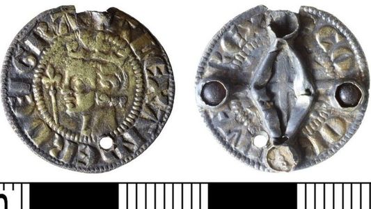 O monedă scoţiană medievală, transformată în bijuterie, a fost declarată comoară

