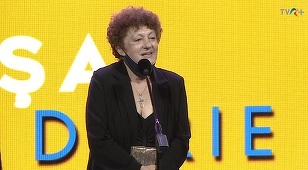 Gala UNITER 2020 - Puşa Darie a primit trofeul pentru cea mai bună actriţă într-un rol secundar